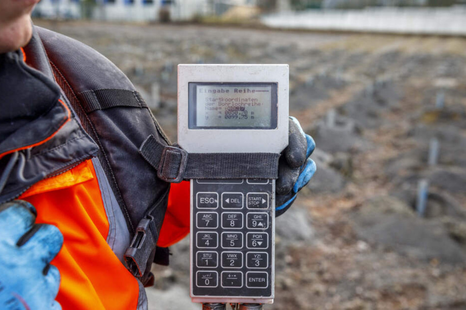 Das mobile Gerät erfasst die Koordinaten des Bohrlochs.