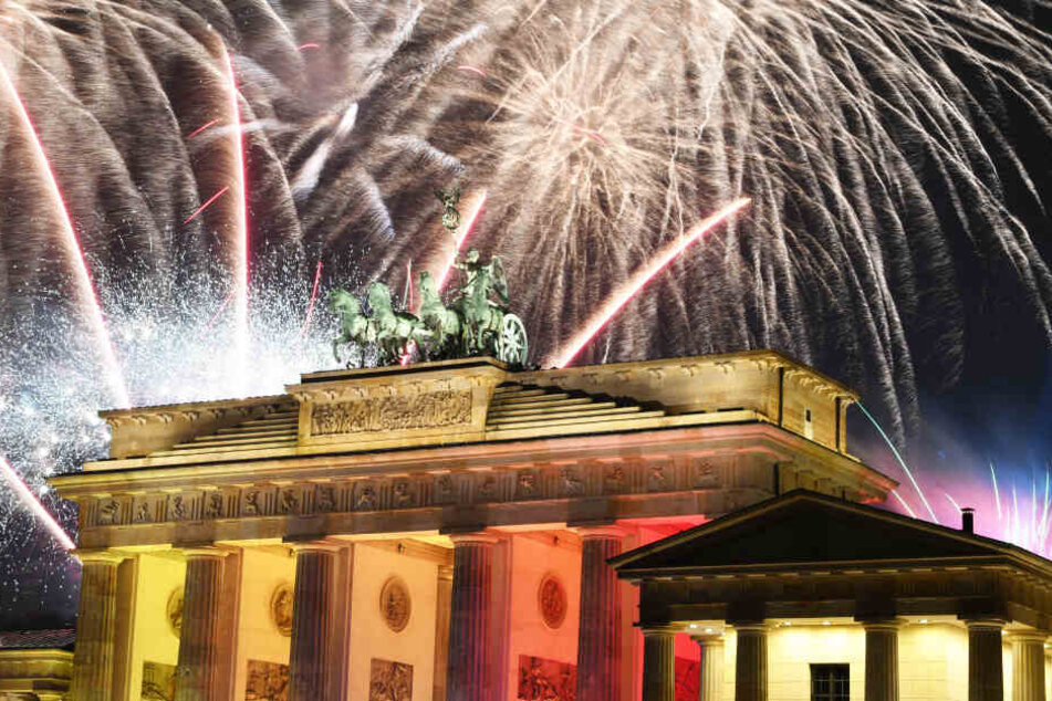 Ein Feuerwerk ist während Deutschlands größter Silvesterparty am Brandenburger Tor zu sehen (Symbolbild).
