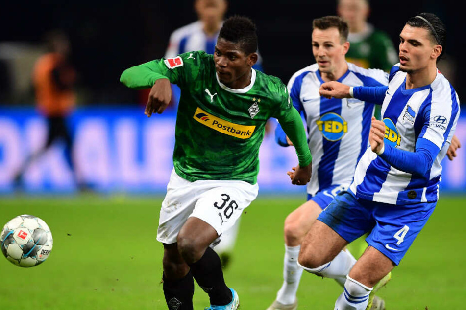 Herthas Karim Rekik (r) im Zweikampf mit Gladbachs Breel Embolo. Der Niederländer ist wieder fit.