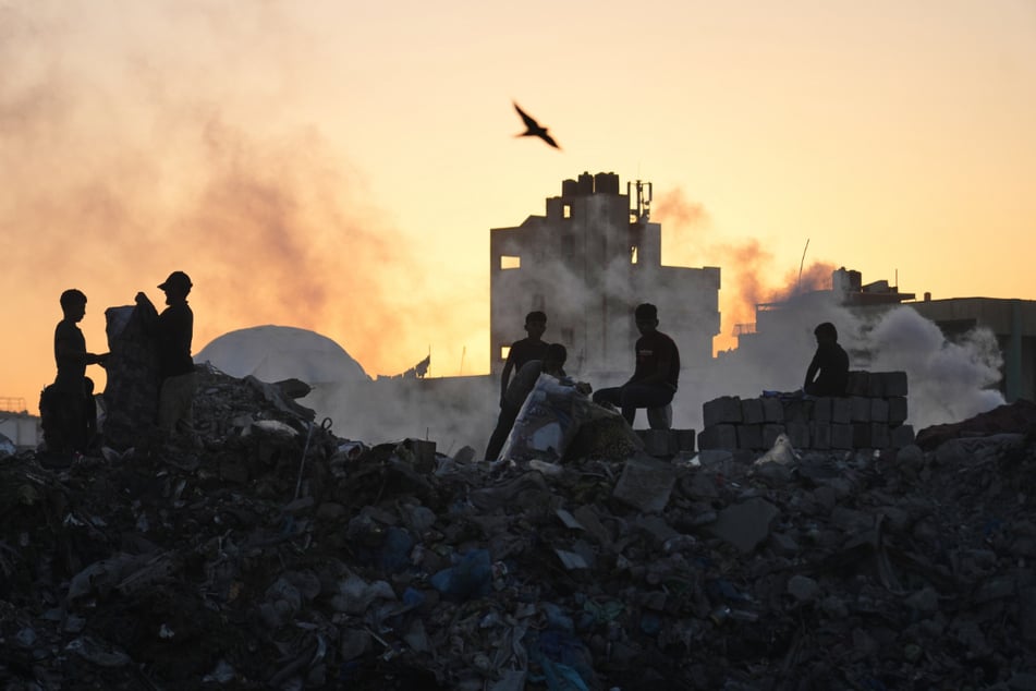 Palästinenser suchen auf einer Mülldeponie in Gaza-Stadt nach Brennholz und Plastik.