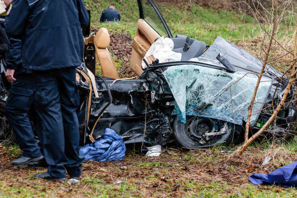 Die Fahrerin und ein Zehnjähriger wurden bei dem Unfall schwer verletzt. Der Beifahrer starb.