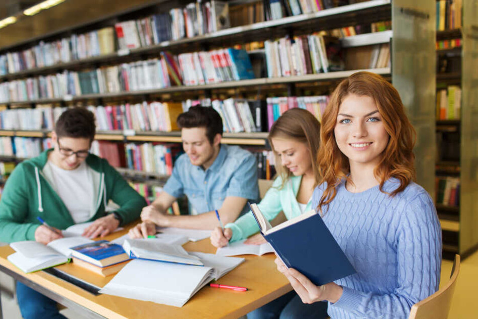 Studenten lernen in einer Bibliothek. (Symbolbild)