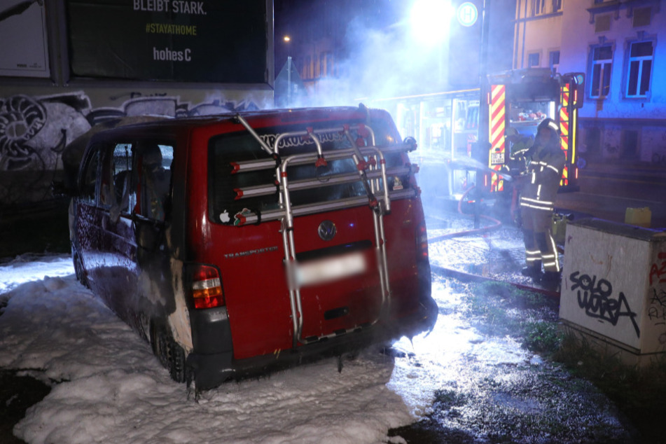 Der rote VW-Bus parkte direkt neben der Haltestelle Rudolf-Leonhard-Straße.