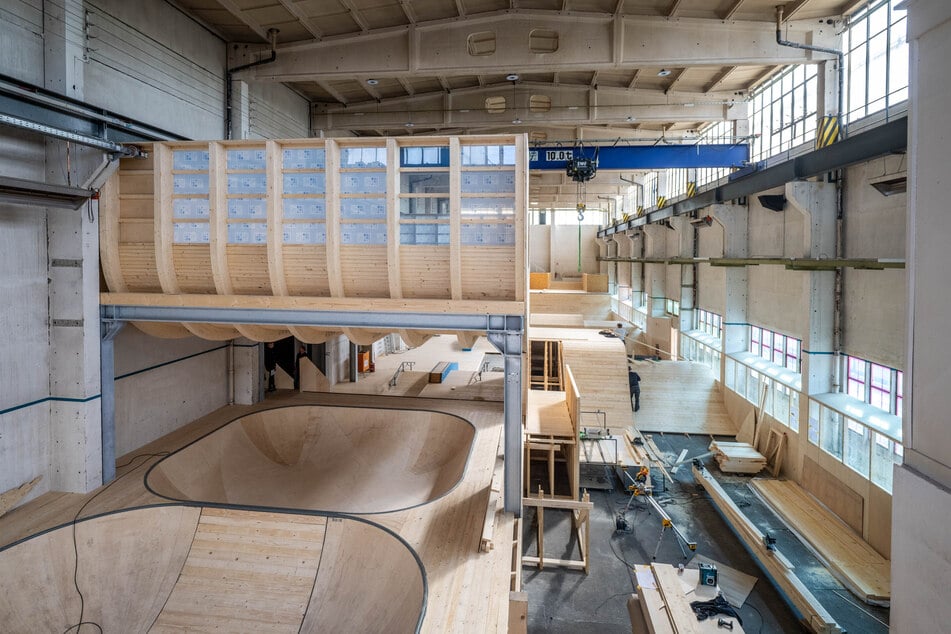 Die neue Skatehalle auf dem Areal der Schönherrfabrik nimmt Formen an. Derzeit laufen Arbeiten an den Skateelementen im Inneren der alten Lagerhalle. Die zwei "Bowls" sind bereits fertiggestellt.