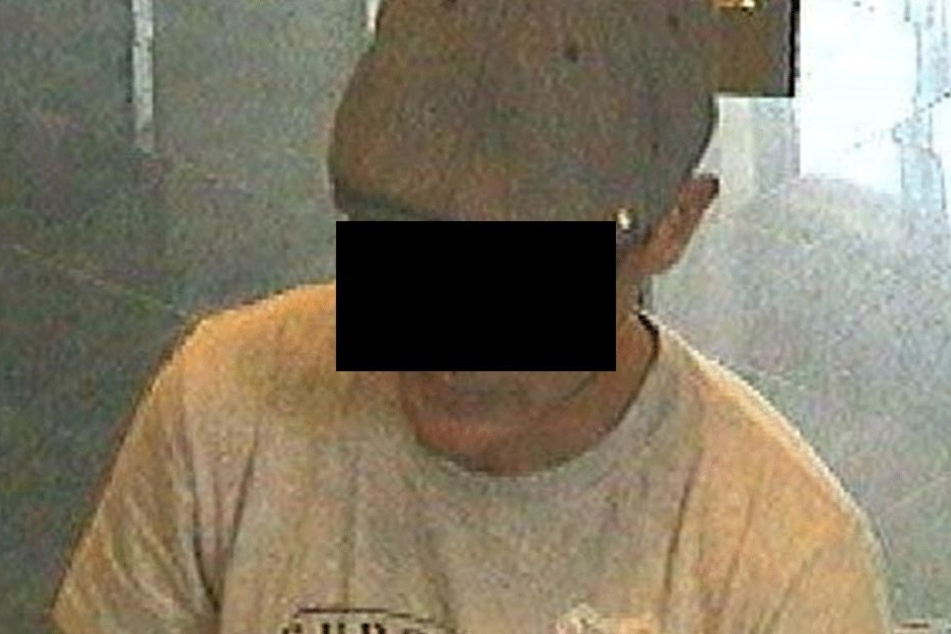 Deutlich auf den Fahndungsbildern erkennbar: Francos Lieblingsmütze, mit denen sich der Möchtegern-Ganove beim Überfall "getarnt" hatte.