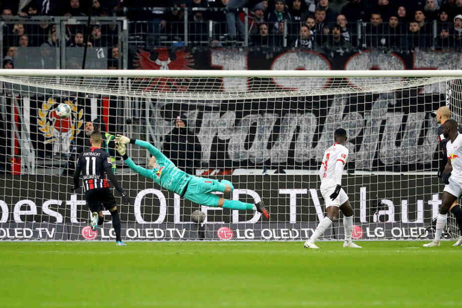 Bei Almamy Tourés (nicht im Bild) Schuss streckte sich RB-Keeper Péter Gulácsi vergeblich und musste hinter sich greifen.