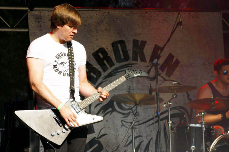 Simon ist der Gründer von "Broken Monument". Er ist Gitarrist der Band und schreibt die Songtexte.