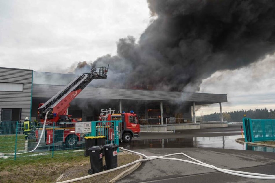 Vor einer Woche kam es zum Großbrand in der Lagerhalle in Oederan. (Archivbild)