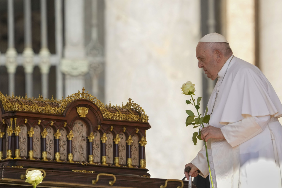 Bauch-OP von Papst Franziskus ohne Komplikationen beendet
