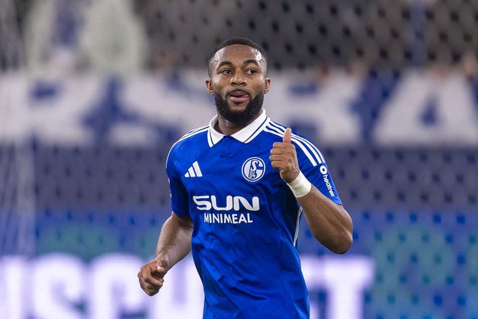 Der Schalke-Stürmer wehrt sich jetzt gegen die Vorwürfe, seinen Hund ausgesetzt zu haben.