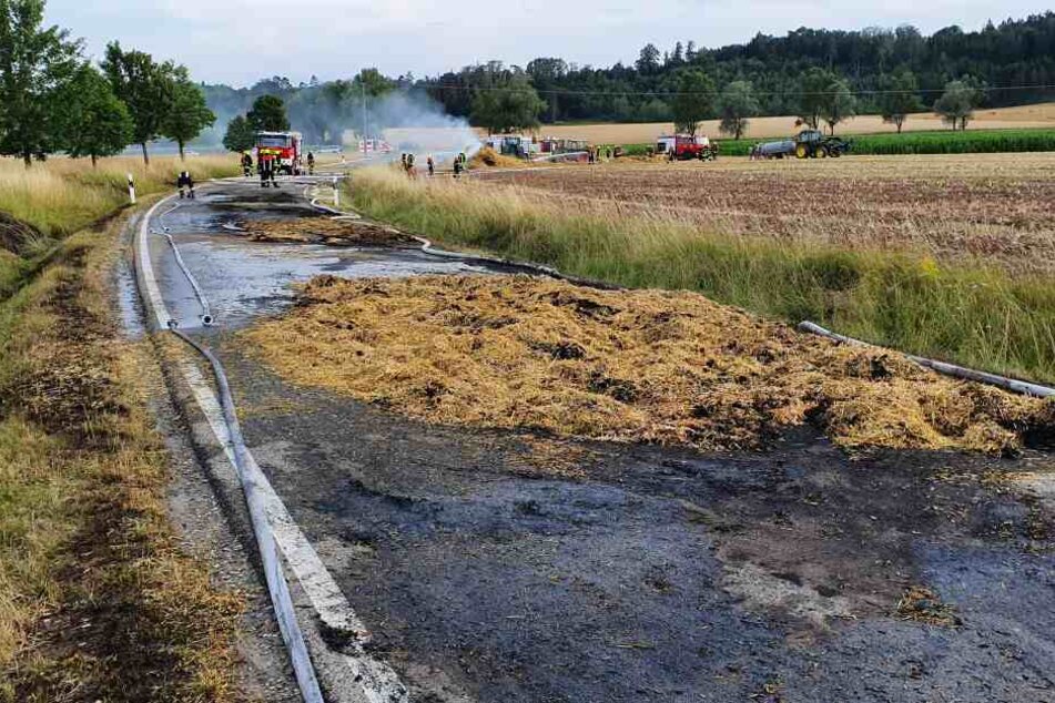 Bevor die Feuerwehr den Brand löschen konnte, stand die Straße durch das brennende Stroh in Flammen.