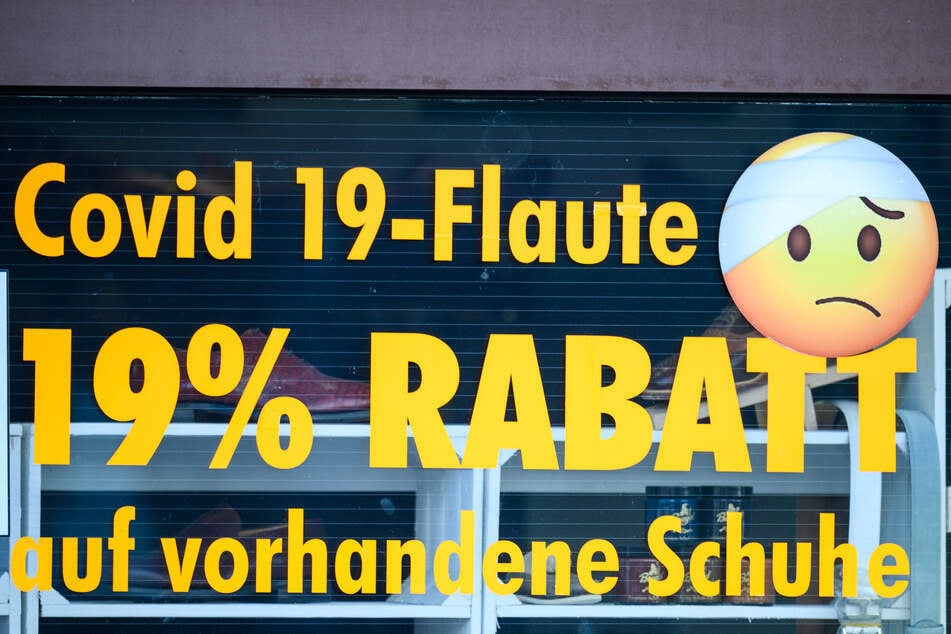 Einem Einzelhändler in Darmstadt nützt auch sein beworbener Rabatt nichts mehr, um seine Ware zu verkaufen. Denn sein Laden muss derzeit geschlossen bleiben.