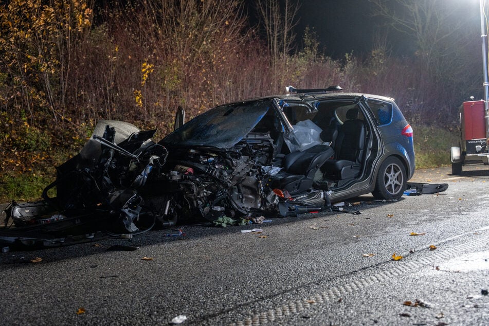 Der Schaden am vorderen Teil eines der Unfallwracks zeigt, wie viel Kraft bei dem tödlichen Frontal-Unfall auf der B45 im Wetteraukreis gewirkt haben muss.