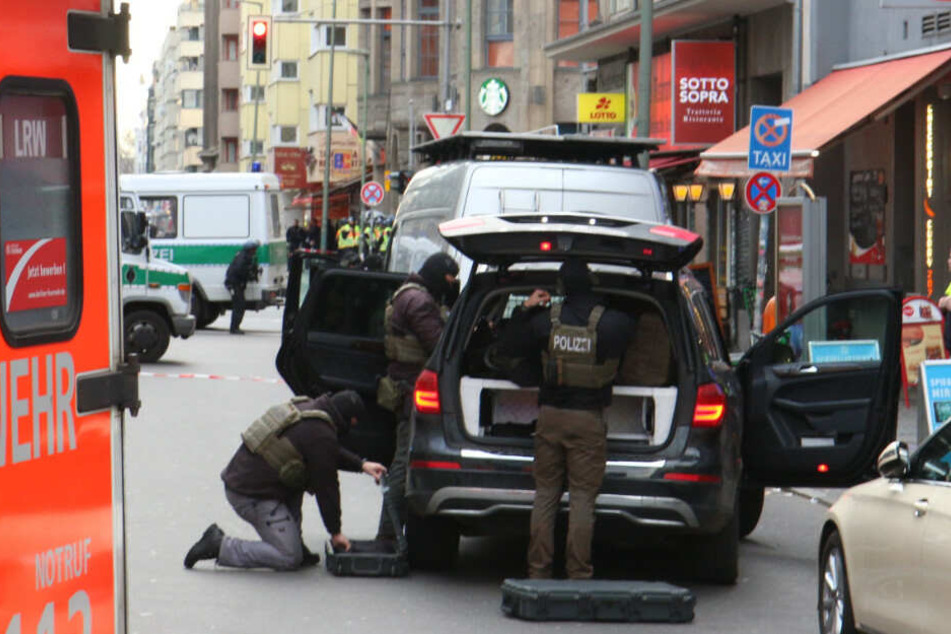 Polizisten bereiten sich auf den Einsatz vor.