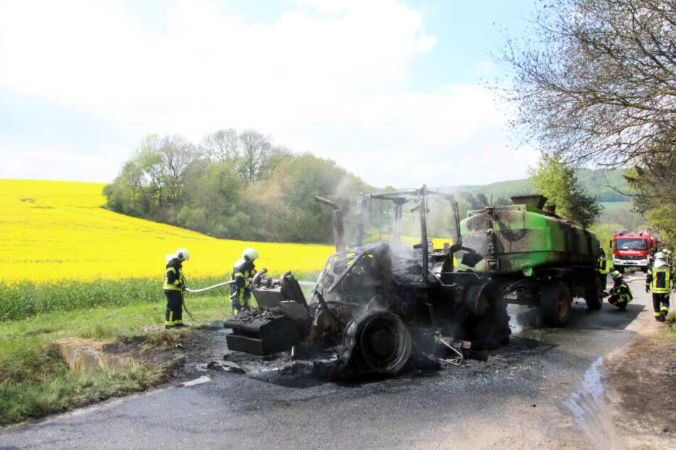 Der Traktor brannte komplett aus.