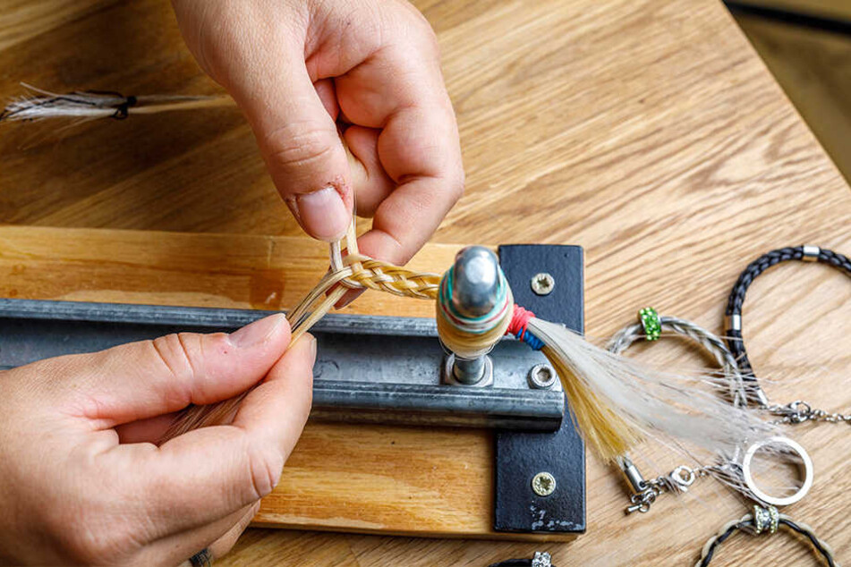 Verschiedene Flechttechniken sind möglich, auch Anhänger können mit verarbeitet werden.