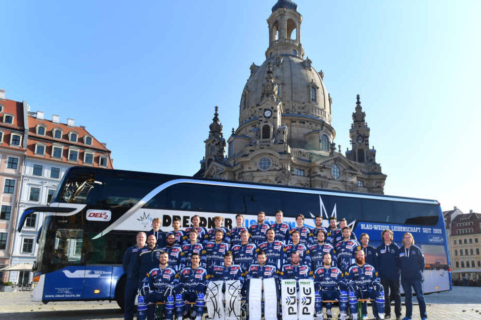 Weder in noch vor der Eishalle - die Eislöwen haben das Mannschaftsbild
dieses Jahr vor der Frauenkirche aufgenommen.