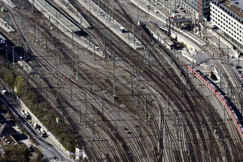 Es könne bis zum Nachmittag dauern, bis der Zug wieder auf den Gleisen steht. (Symbolbild)