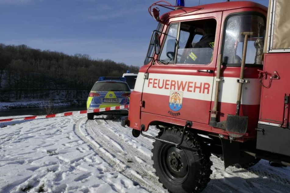 Einsatzkräfte der Polizei und Feuerwehr sind vor Ort.