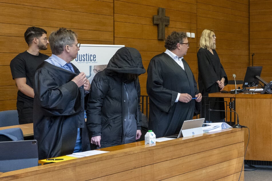 Die verurteilte Mutter (M.) wurde bei dem Prozess von ihren Anwälten Harald Baumgärtl (l.) und Alexander Kohut verteidigt. (Archivbild)