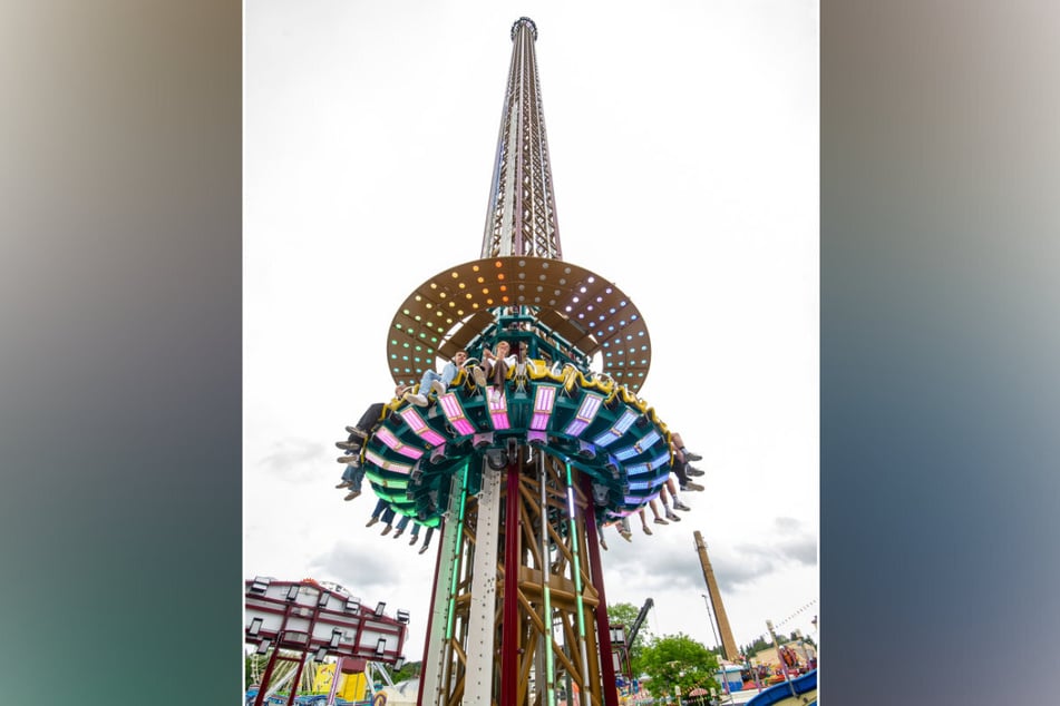 Mit dem Freifallturm "Gravity" geht es hinauf auf 80 Meter Höhe.