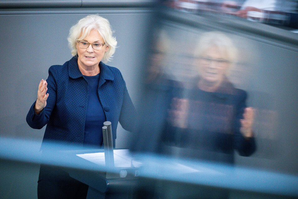 Bundesverteidigungsministerin Christine Lambrecht (56, SPD).