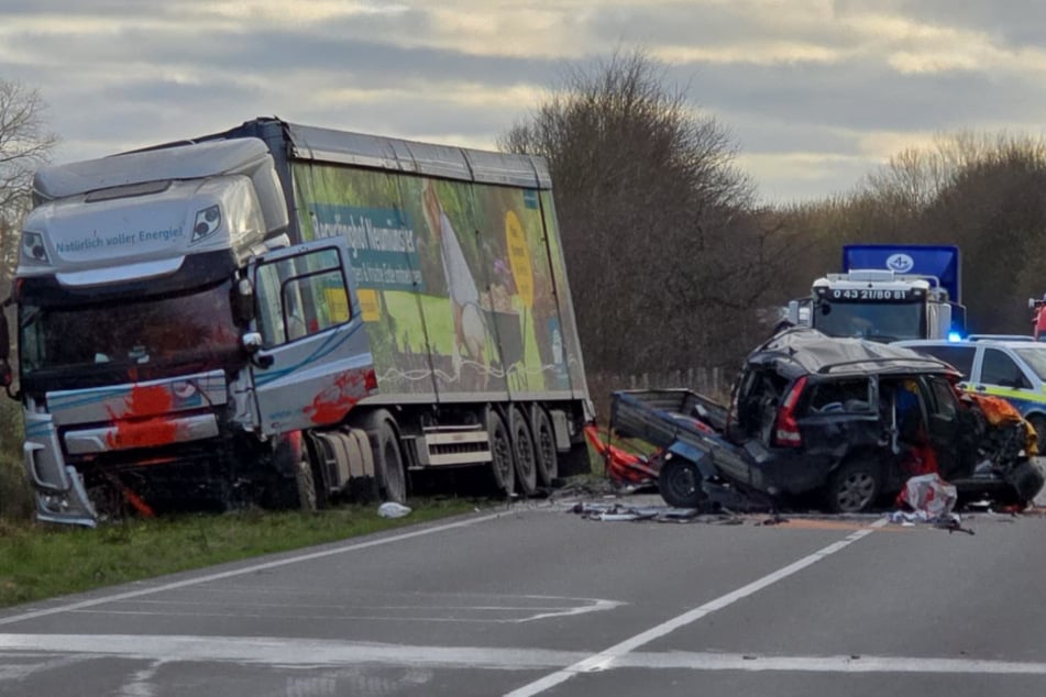 Der beteiligte Wagen wurde bei der Kollision mit dem Lkw völlig zerstört.
