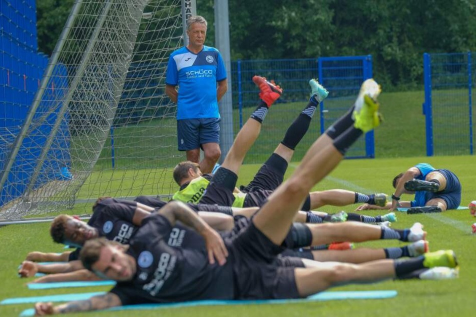 DSC-Trainer Uwe Neuhaus ließ seine Spieler beim Trainingsauftakt ordentlich schwitzen.