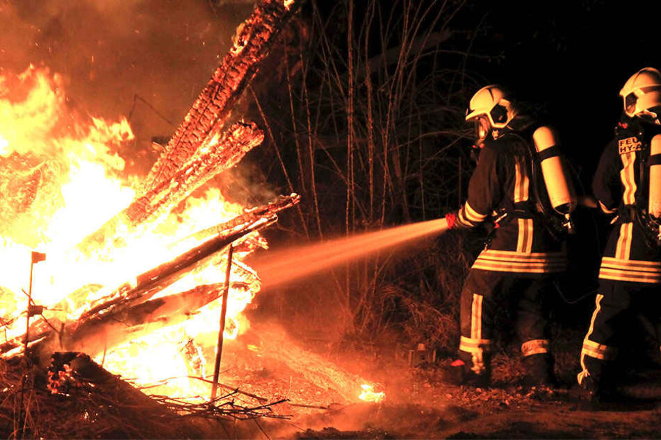 Die Feuerwehr musste anrücken, um die Flammen zu bekämpfen.
