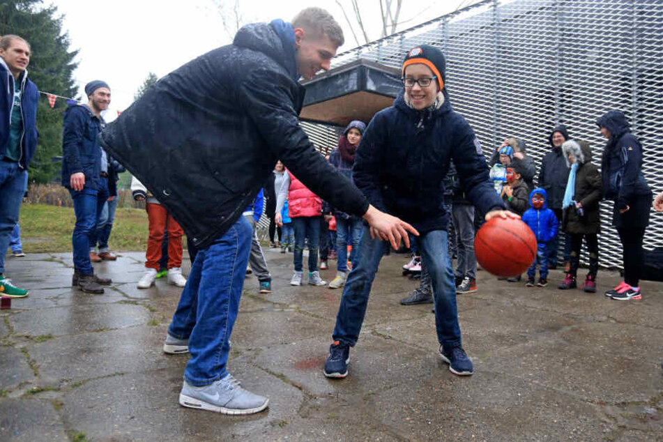 Neuer Baskettball-Korb für den Jugendclub B-Plan: Zur Einweihung gestern
Abend kam Niners-Profi Martin Seiferth (26).