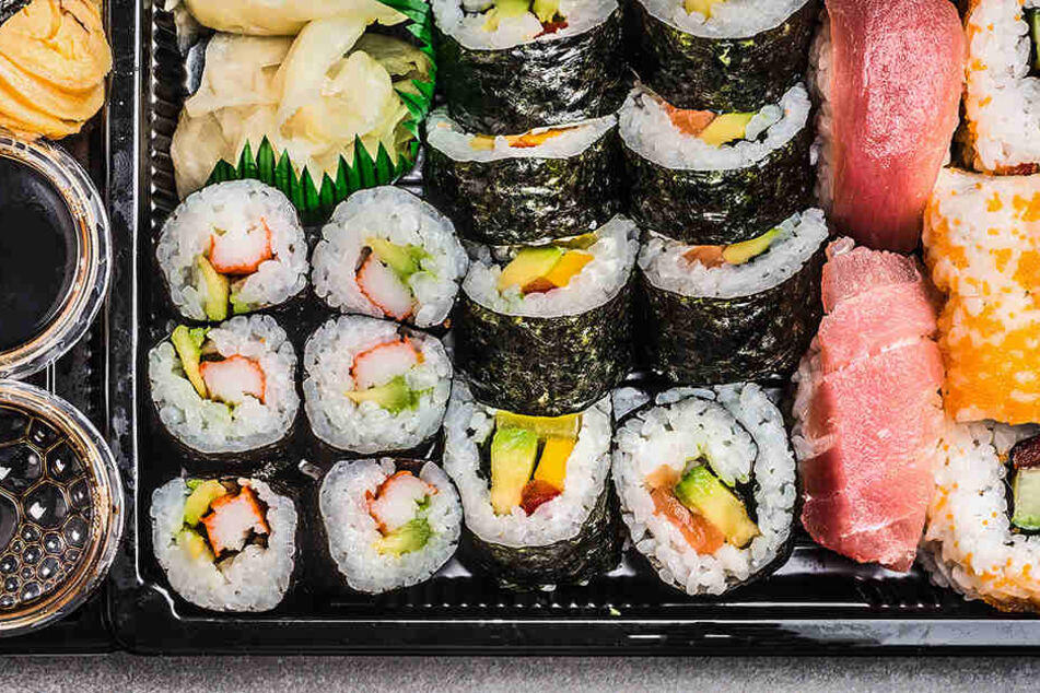 12 Stunden, nachdem er Sushi aß, ging es dem Mann plötzlich schlecht.