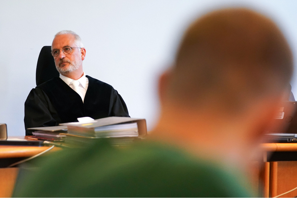 Stefan Becker (l), Vorsitzender Richter am Landgericht, eröffnet den Prozess.