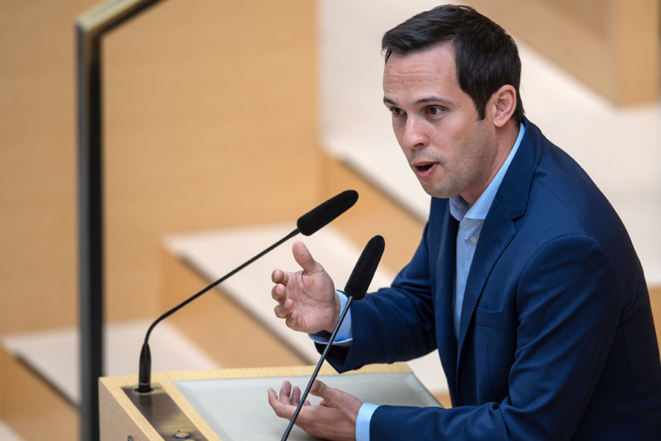 FDP-Fraktionschef Martin Hagen möchte, dass Geschäfte in Bayern wieder öffnen dürfen. (Archiv)