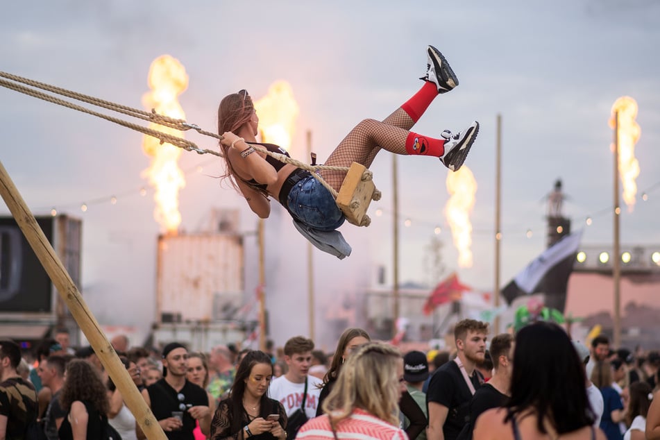 Eine Frau schaukelt auf dem Musikfestival Parookaville. Bei dem nach Veranstalterangaben größten Elektro-Festival Deutschlands kamen 2019 rund 85.000 Besucher zusammen.