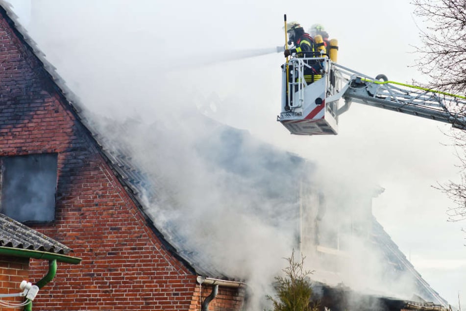 Zwei Hausbewohner erlitten bei dem Feuer eine Rauchgasvergiftung. (Symbolbild)