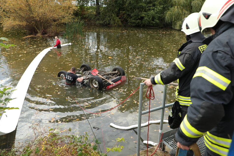 Die Feuerwehr versuchte den Wagen aus dem Wasser zu ziehen.