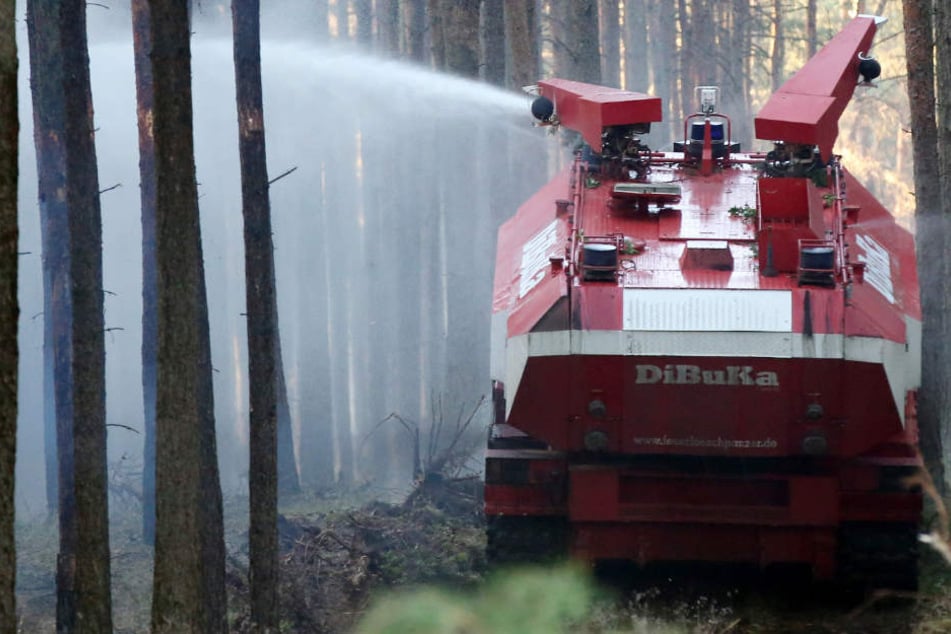Eine Spezialfirma hat die Löschpanzer bereitgestellt.