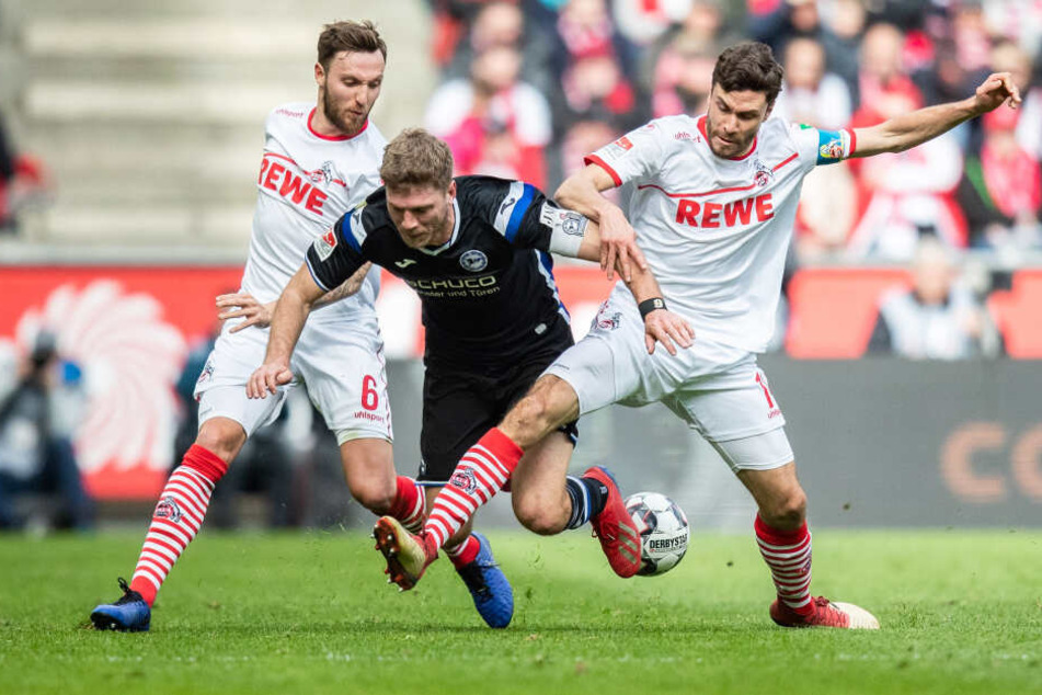 Die Kölner Höger (l.) und Hector nehmen Bielefelds Klos in die Zange.