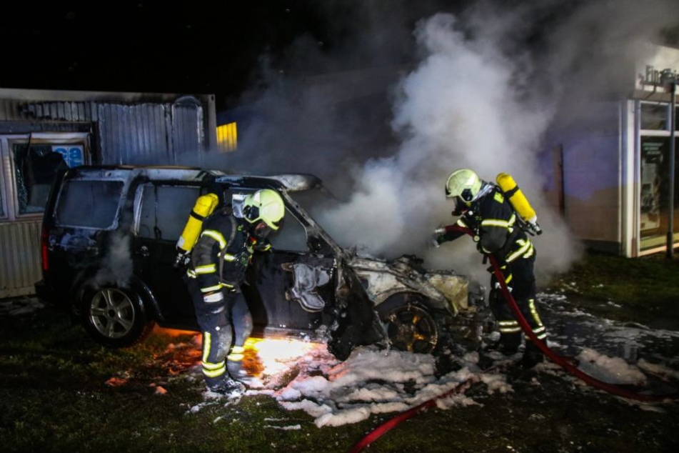 In der Nacht zu Mittwoch ist ein Pick-up auf dem Gelände eines Autohandels in Eichstätt in Flammen aufgegangen.