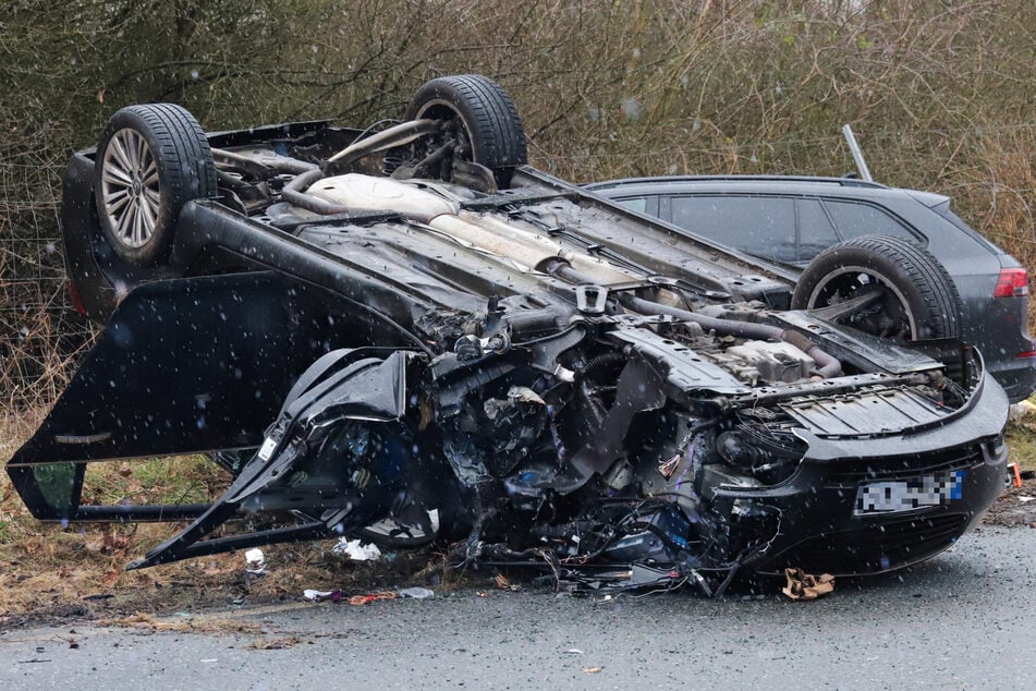 Während der Rettungsmaßnahmen wurden die Einsatzkräfte von Gaffern beobachtet, einige machten sogar Fotos und Videos.