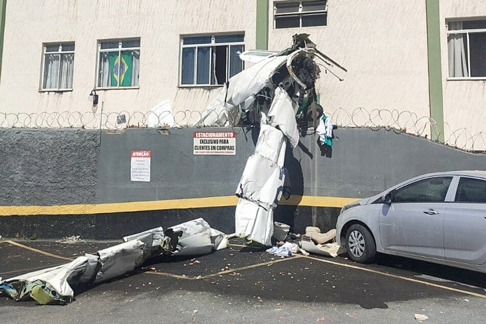 Der kleine Flieger war nach dem Absturz kaum noch als Flugzeug zu erkennen.