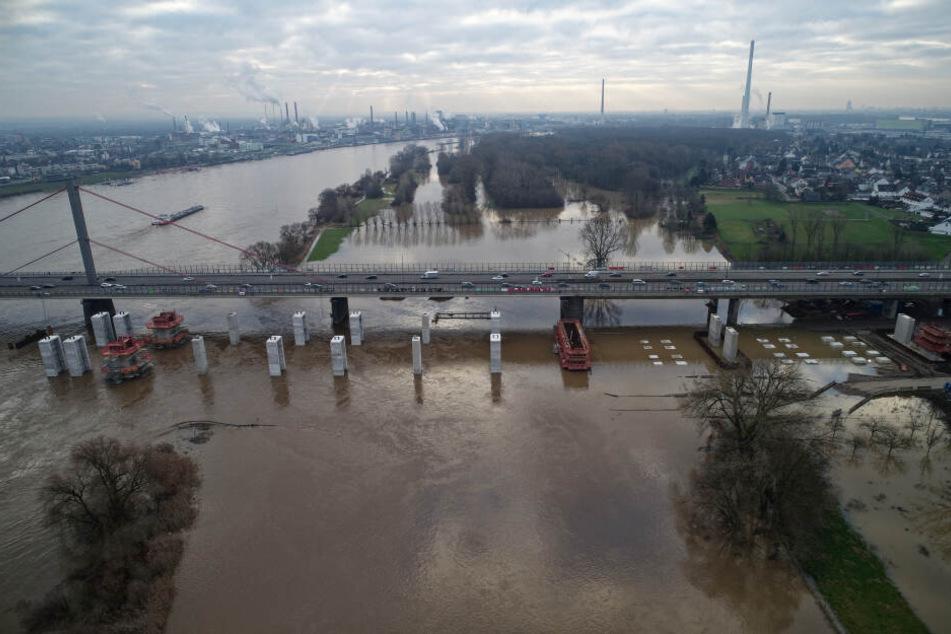 Hochwasser Am Rhein Brucken Baustelle Der A1 Uberflutet Tag24