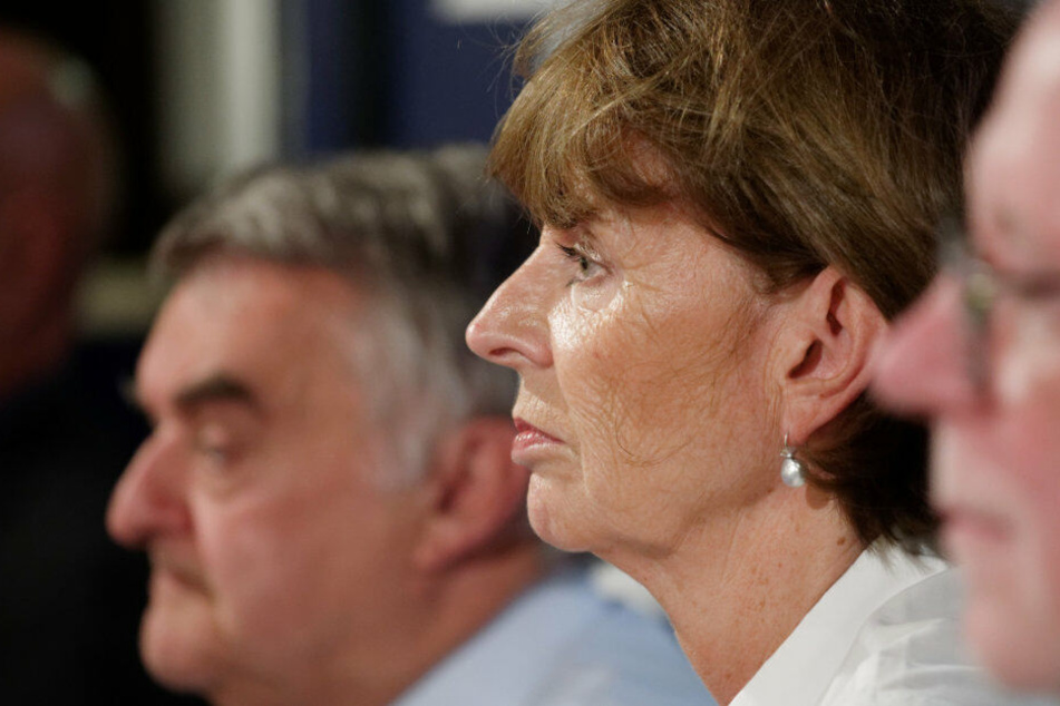 NRW-Innenminister Herbert Reul und Oberbürgemeisterin Henriette Reker im Bürgergesrpäch nur wenige Meter vom Tatort entfernt.