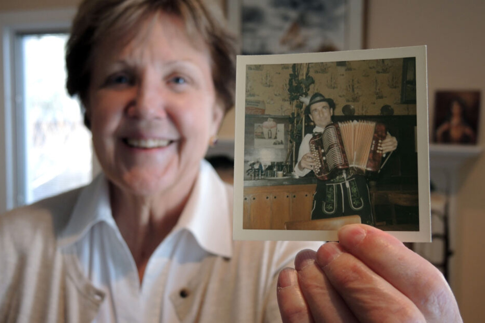 Celeste Sweeney zeigt ein Foto von einem Musikanten, das nach ihrer Erinnerung 1965 im Hofbräuhaus aufgenommen wurde.