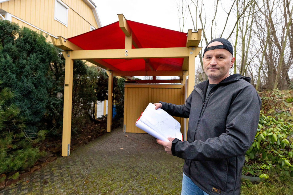 Investor Tobias Ströbel (50) ist überzeugt, dass der Carport illegal auf seinem Grundstück steht.