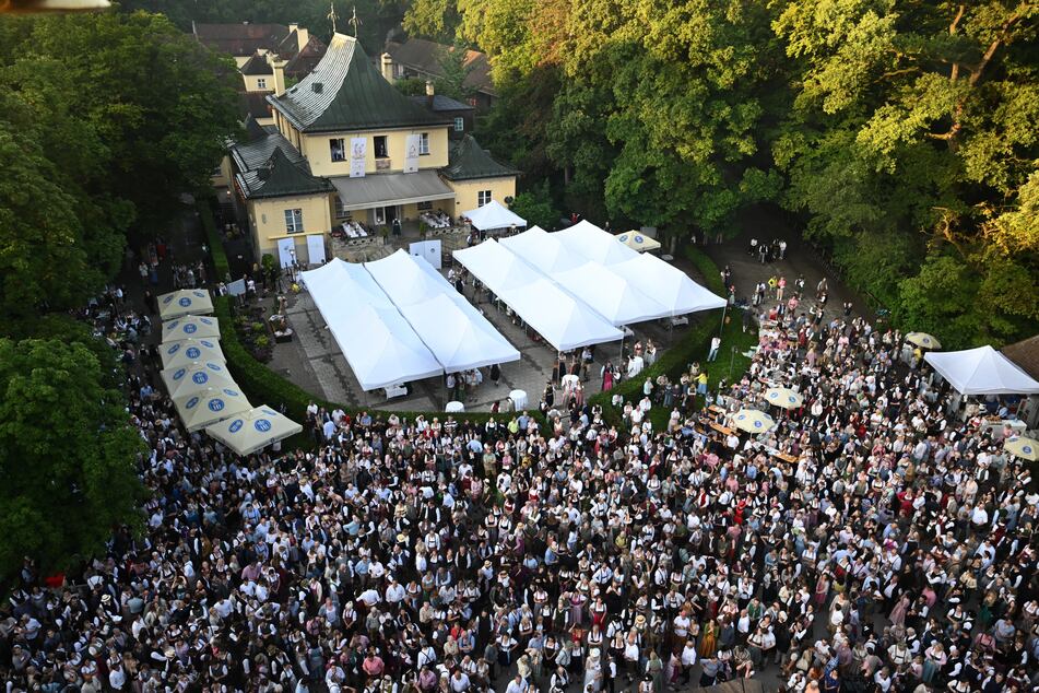 Andrang rund um den Chinesischen Turm - 12.000 Menschen sind heuer zum Kocherlball zusammengekommen.