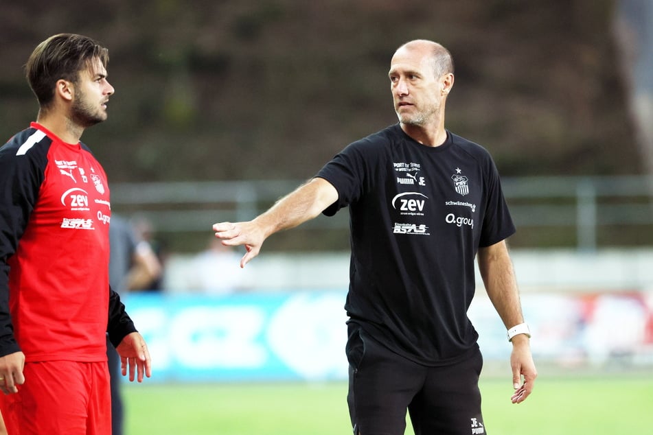 FSV-Trainer Joe Enochs (51, r.) holte den gebürtigen Oschatzer Dominic Baumann (27) im Sommer 2021 aus Würzburg. Seither liefert der Stürmer.
