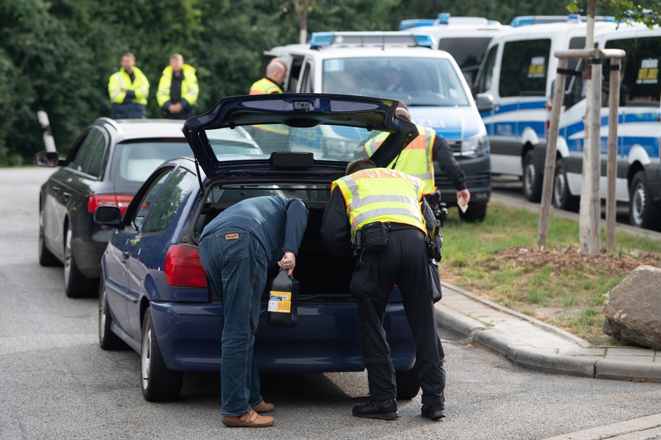 Bei einigen Fahrzeugen untersuchen die Einsatzkräfte auch den Kofferraum.