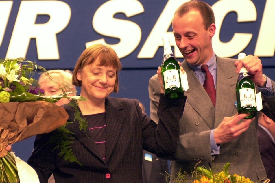 Beim CDU-Bundesparteitag am 10. April 2000 in Essen (Nordrhein-Westfalen) überreichte Friedrich Merz Angela Merkel Sekt.