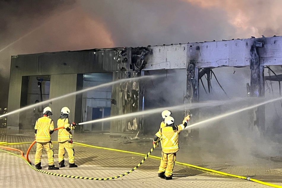 Die Fahrzeughalle der Freiwilligen Feuerwehr Stadtallendorf-Mitte wurde in der Nacht zu Mittwoch durch einen Brand zerstört.